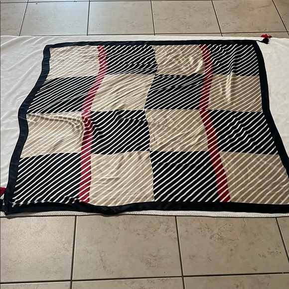 Elegant Striped Scarf with Tassels - Picture 2 of 7